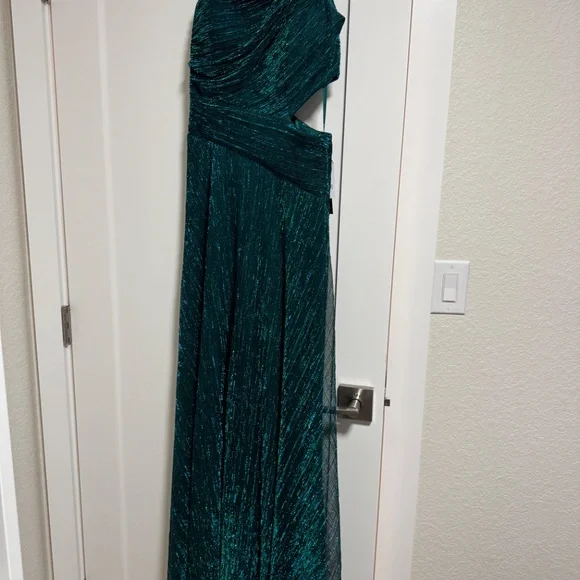 Betsy & Adams Formal Dress - Picture 3 of 11